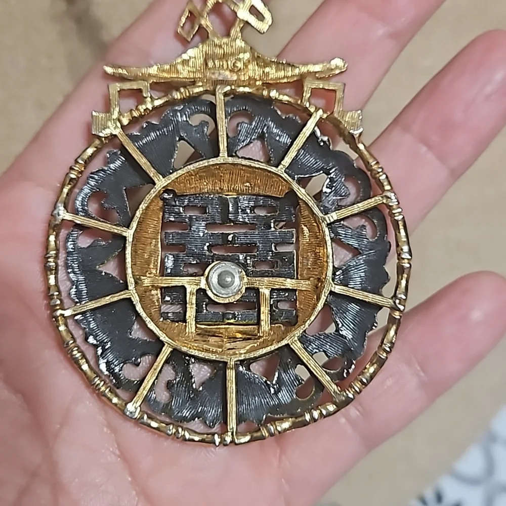 Vintage Medallion signed ART - Picture 3 of 8